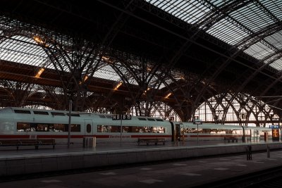 Vliegvakantie kost een gezin dit zomer €400 meer dan de trein